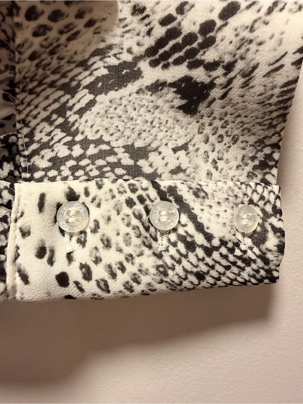 NWT Calvin Klein Snakeskin Print Button Front Blouse XL - Picture 4 of 8